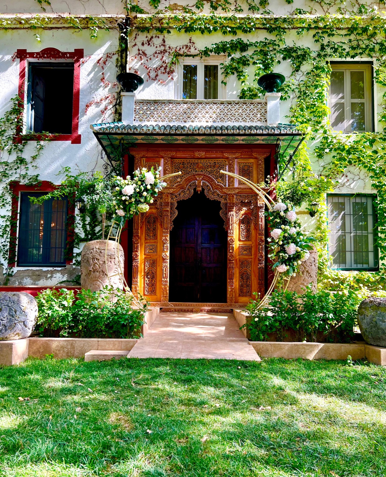 Fachada del cortijo con puerta de madera tallada